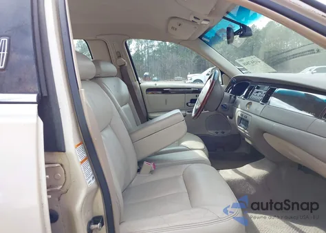 2000 Lincoln Town Car Cartier from USA, damaged, VIN 1LNHM83W1YY903885